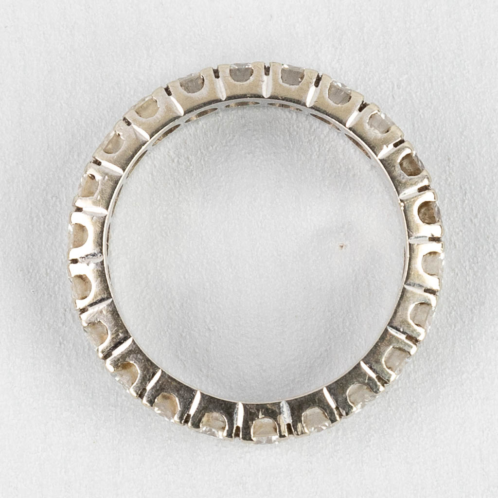 Een wit gouden ring met briljant geslepen stenen. Ringmaat 52. 18 kt. 3,28g.