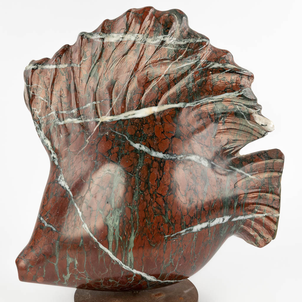 Lucien GHOMRI (1949) 'Vis' gesculpteerde marmer. (D:15 x W:32 x H:37 cm)