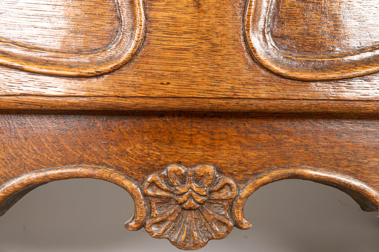 An antique commode with 3 drawers and a secretaire top, made of oak. (H:96cm)