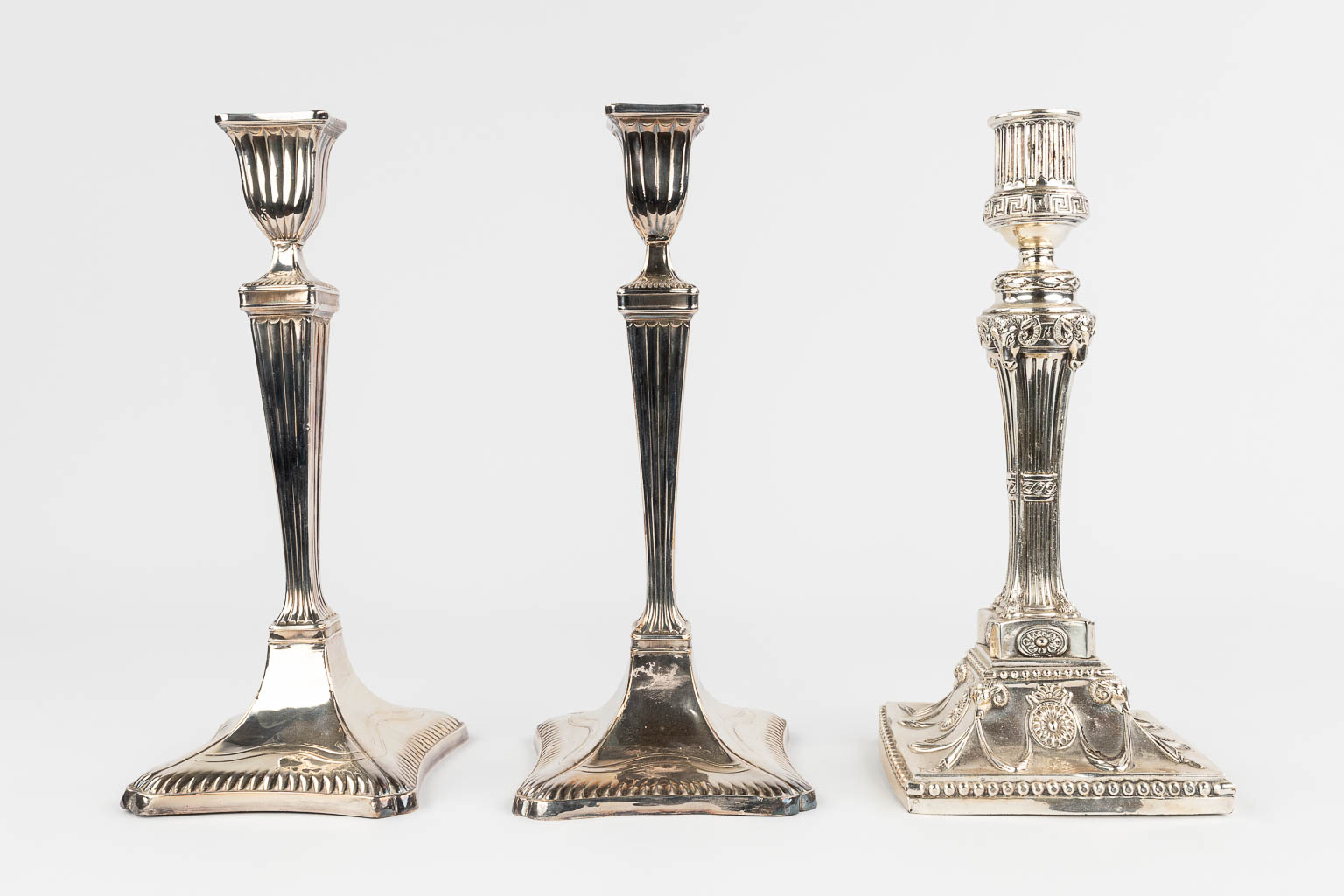 A collection of 3 silver candlesticks, of which 2 are a pair. (L: 13 x W: 14,5 x H: 29 cm)