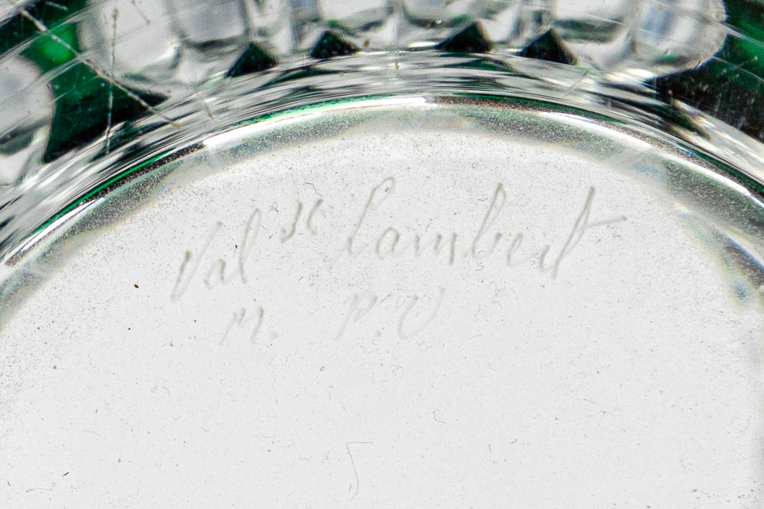 Een collectie van 2 vazen gemaakt uit geslepen kristal en gemerkt Val Saint Lambert (H:21,5cm)