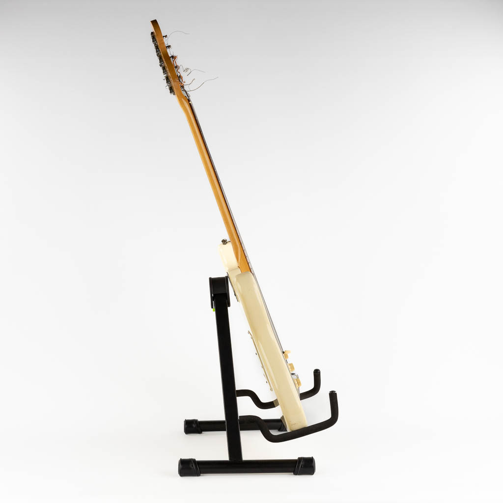 A left-handed guitar. Circa 1980. (D:32,5 x W:100 cm)