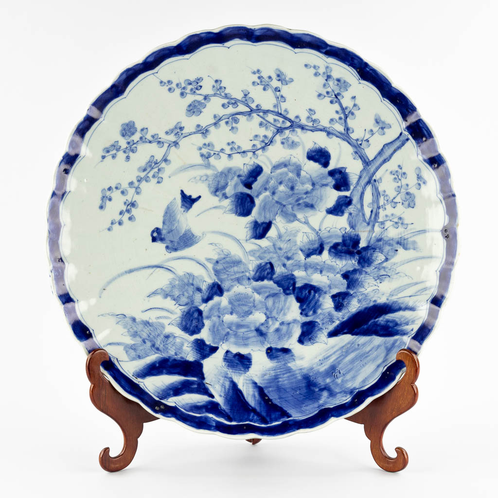 A large plate, Japanese porcelain, blue-white decor of fauna and flora. 19th C. (D:47,5 cm)