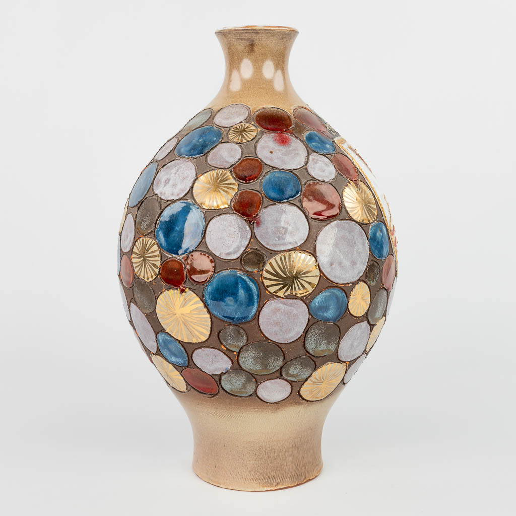 Elisabeth VANDEWEGHE (XX-XXI) Een vaas gemaakt uit geglazuurde keramiek voor Perignem (H:37cm)