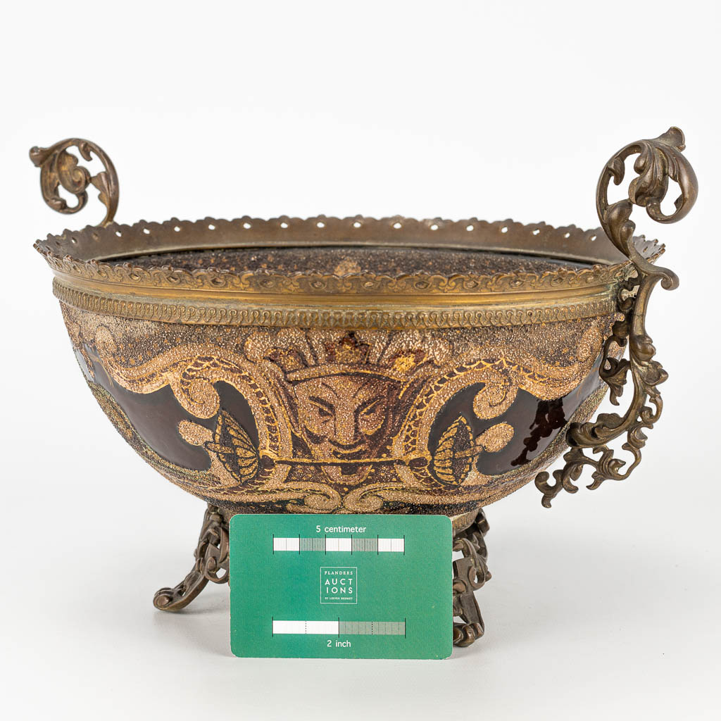 A ceramic bowl mounted with bronze in Louis XV style, 19th century. 