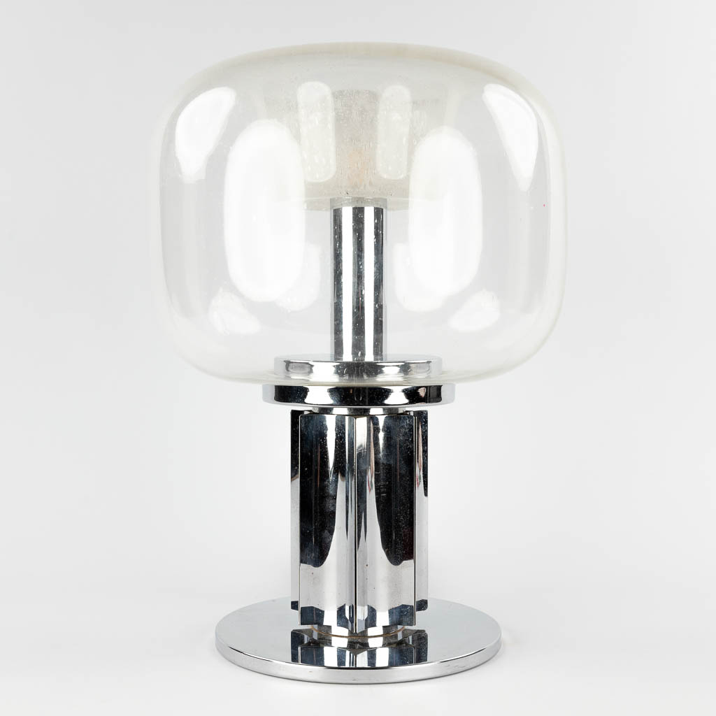 Een tafellamp met grote lampenkap in geblazen glas, Gemerkt Alam Bolognia. (H:50 x D:36 cm)