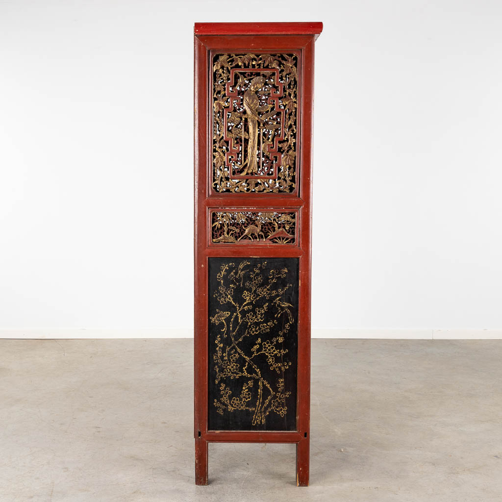 Een Chinese kast met fijn gesculpteerde panelen en lakwerk. 19de/20ste eeuw. (D:47 x W:73 x H:173 cm)