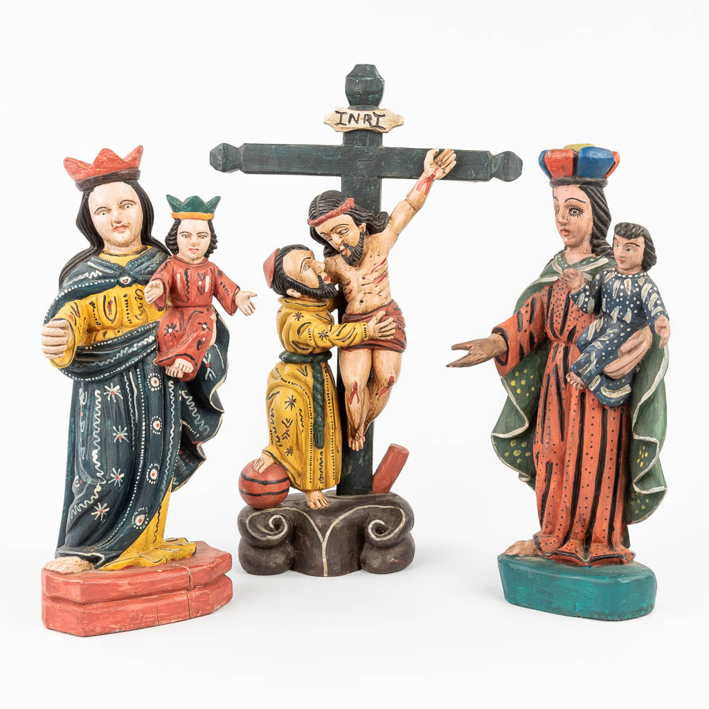 Een collectie van 3 religieuze beelden, gemaakt in Zuid-Amerika. (W:29 x H:46 cm)