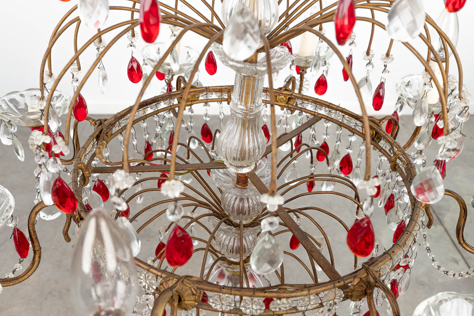 Een decoratieve luchter met rode en witte bellen, gemaakt uit messing. (H:95cm)