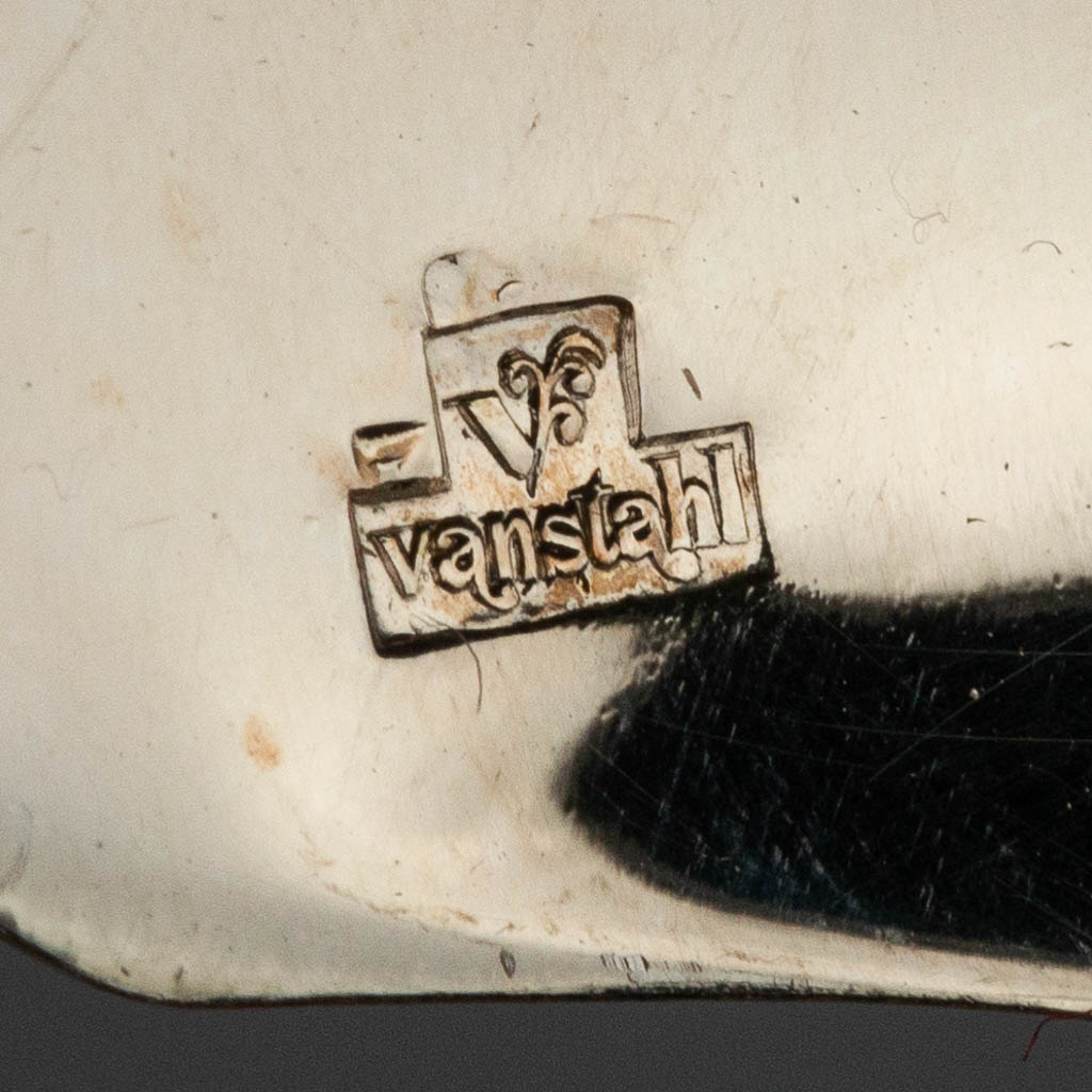 Een verzilverd bestek bestaande uit 103 delen en gemerkt Vanstahl. (H:17cm)
