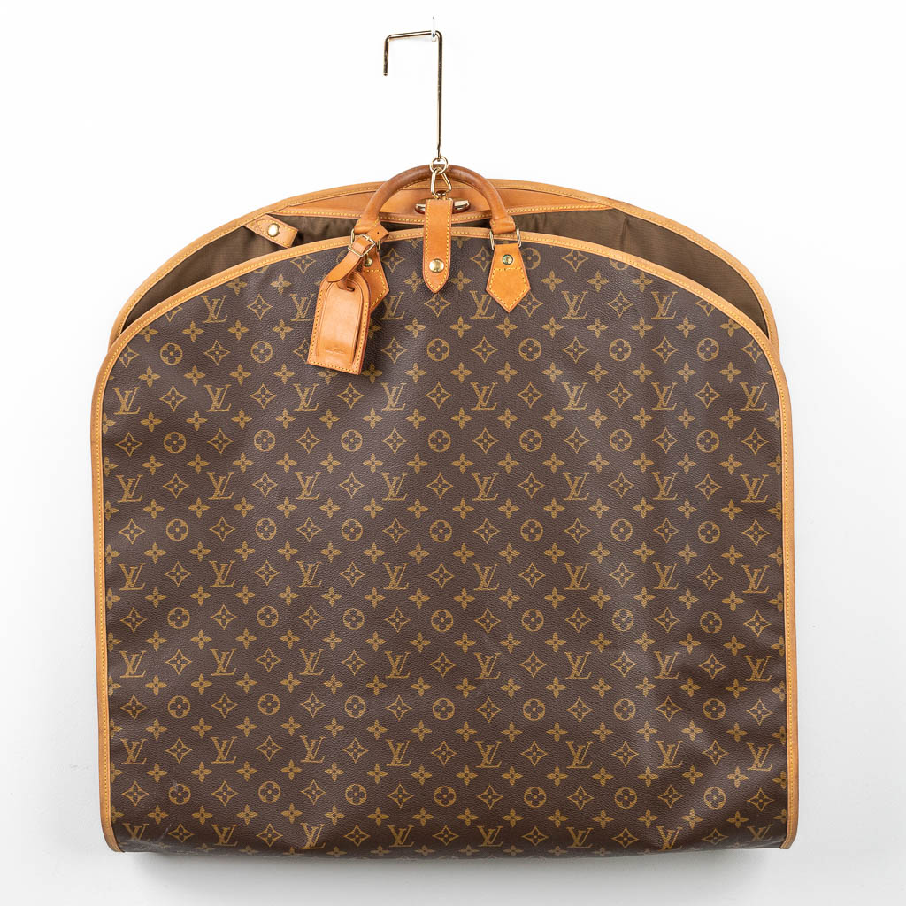 A garment suit traveller's bag made of leather by Louis Vuitton. (H:70cm)