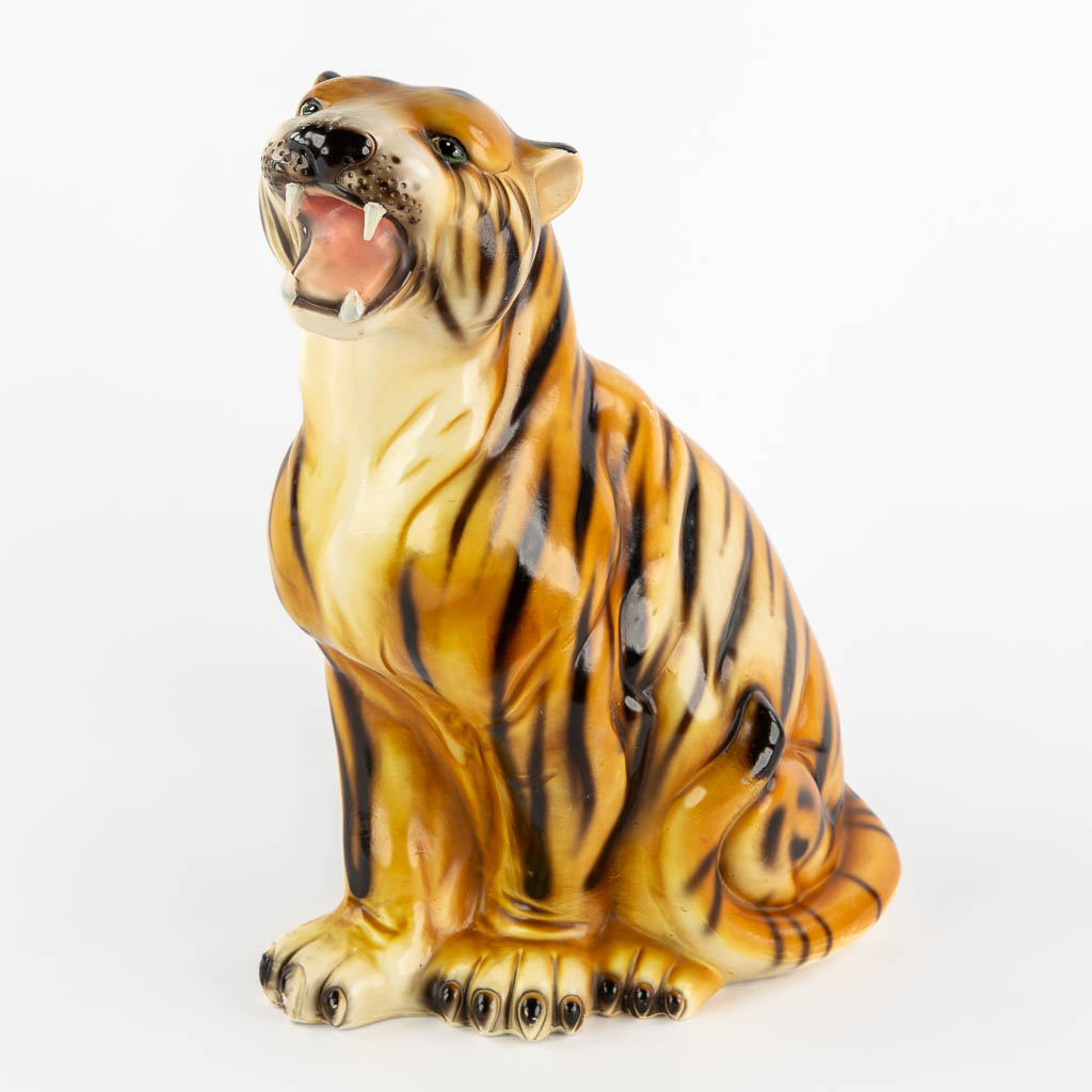 Lot 226 Een kleine figuur van een tijger, geglazuurde keramiek. Italië. (L:18 x W:32 x H:45 cm)