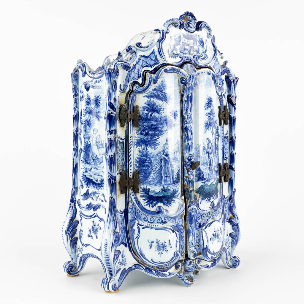 Delft, a miniature Linnen Cabinet, blue and white glazed faience. 19th C. (D:15 x W:28 x H:39 cm)