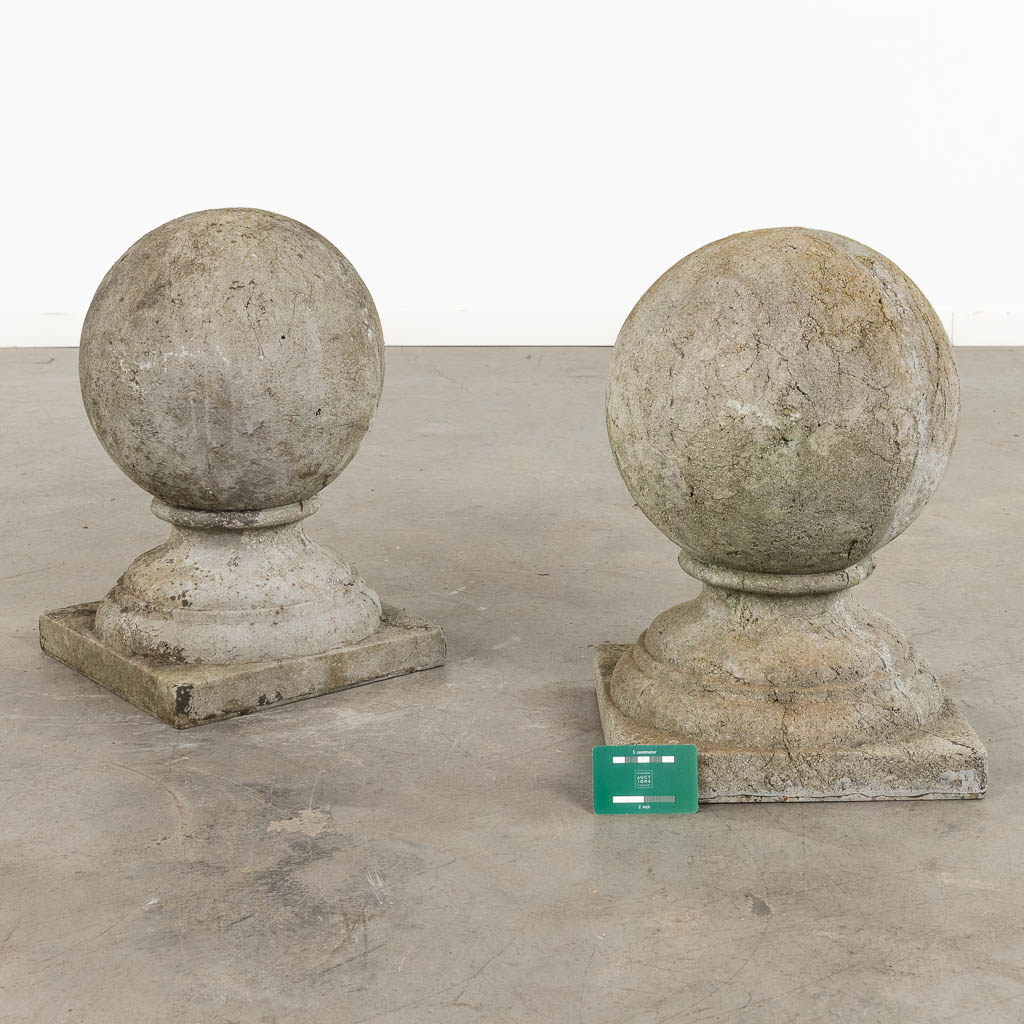 Een paar bollen voor een pilaar. 20ste eeuw. (D:30 x W:30 x H:45 cm)