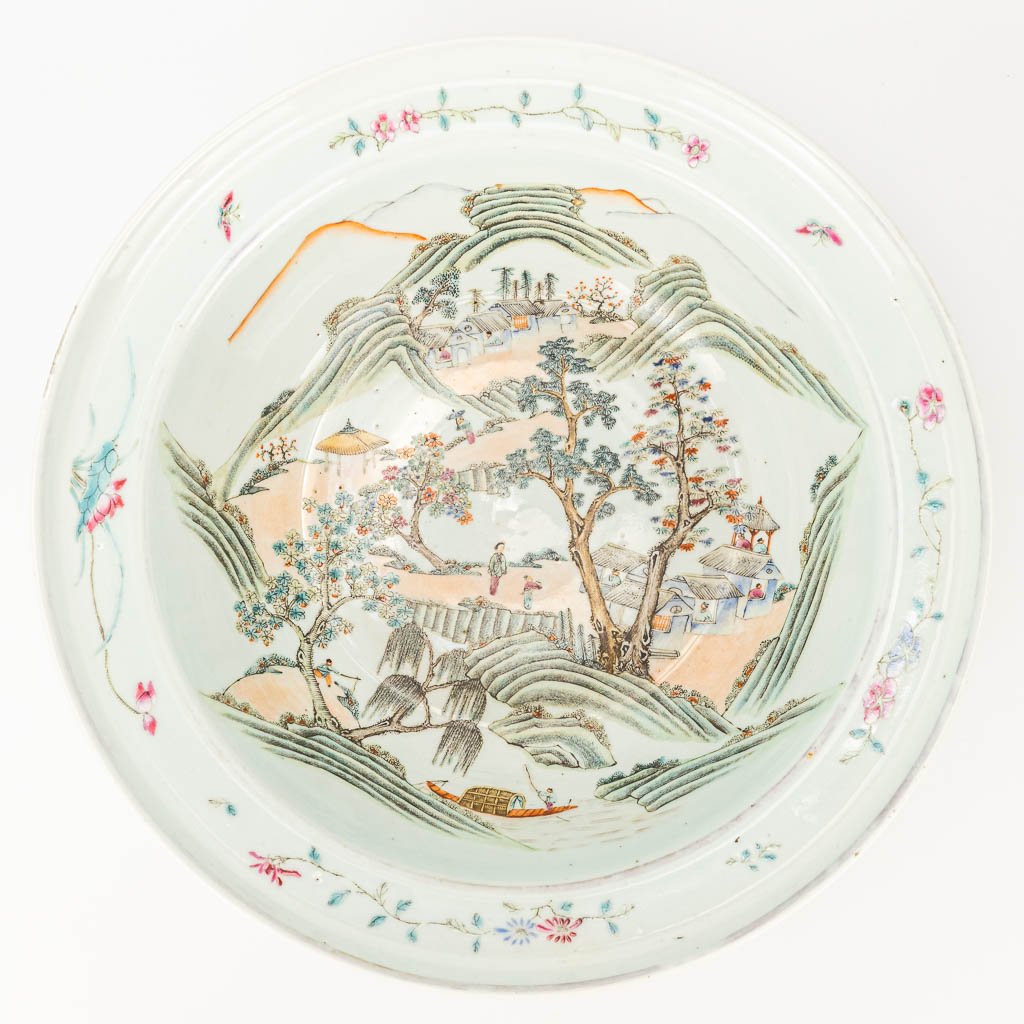 Een Chinese schaal gemaakt uit porslein en versierd met landschappen. (H:11cm)