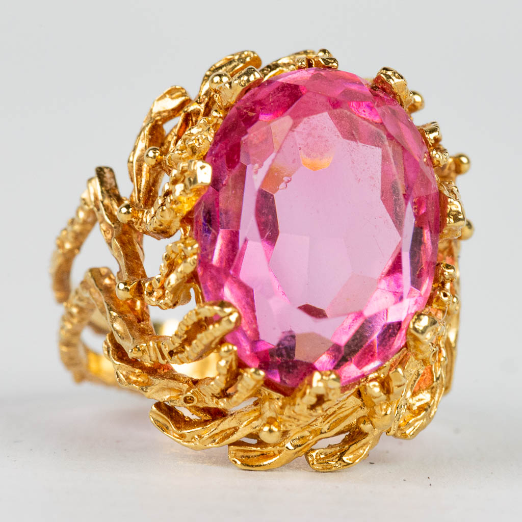 Een ring met roze natuursteen, gemaakt uit 18 karaats geel goud. 