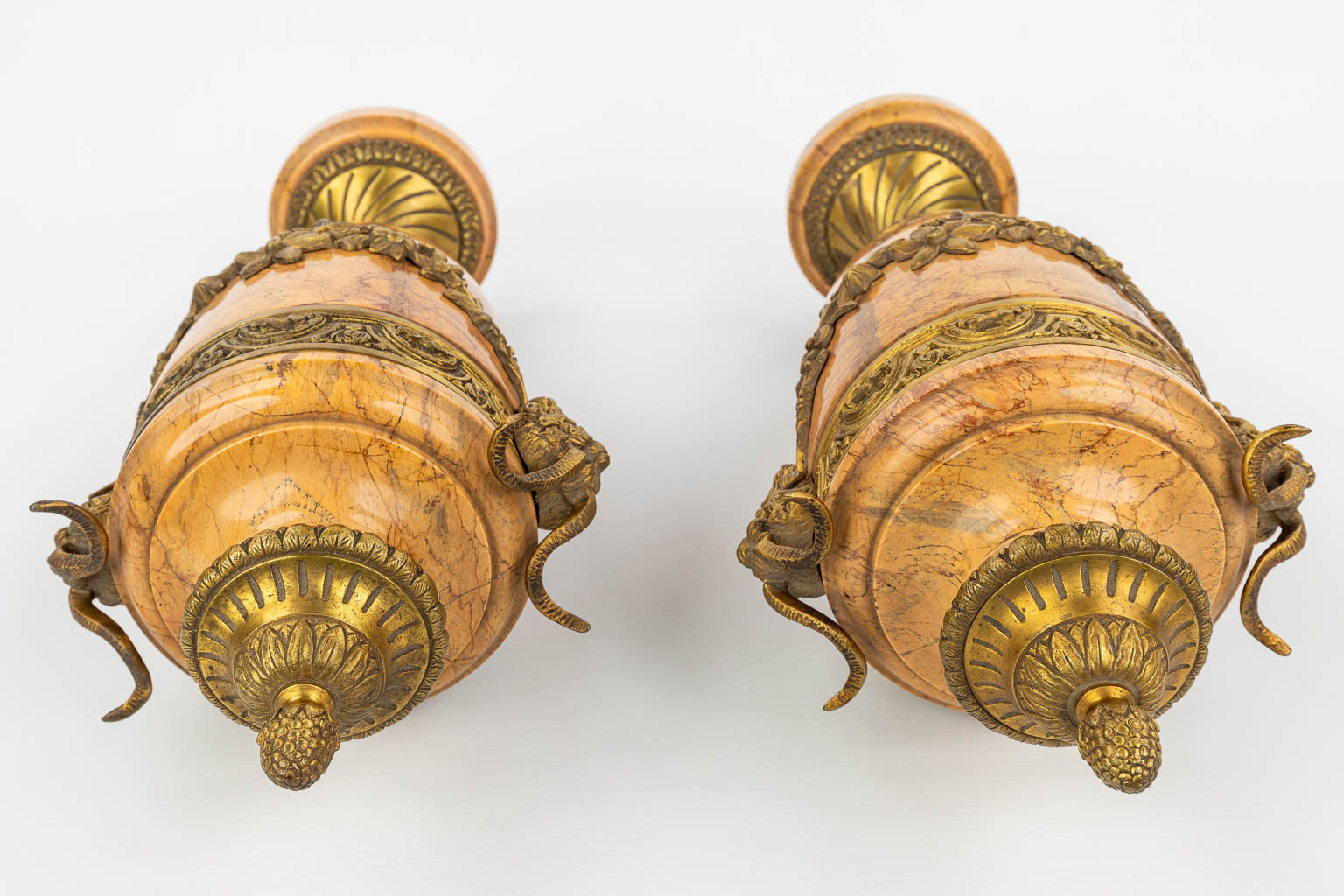 Een paar cassolettes gemaakt uit marmer en gemonteerd met verguld brons (H:48,5cm)