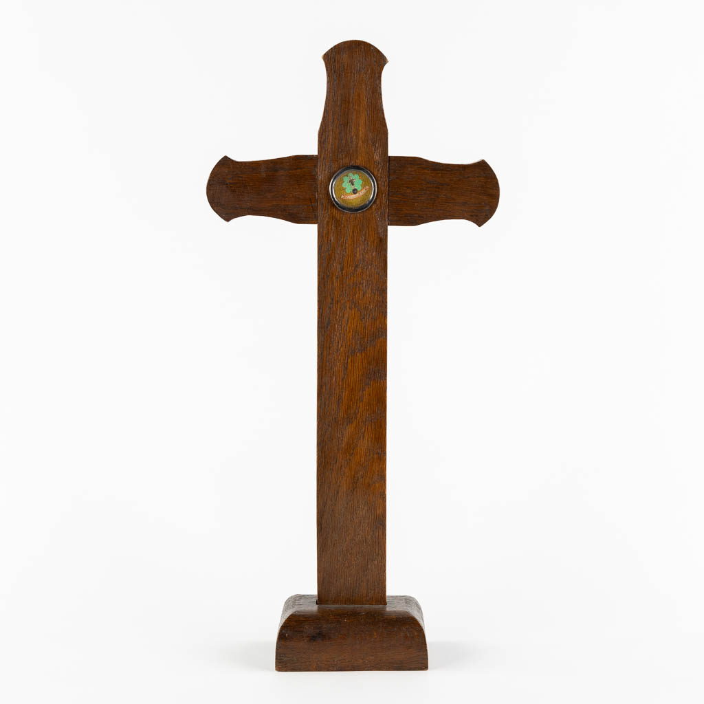  A sealed theca with a relic for the True Cross, mounted in a reliquary crucifix. 