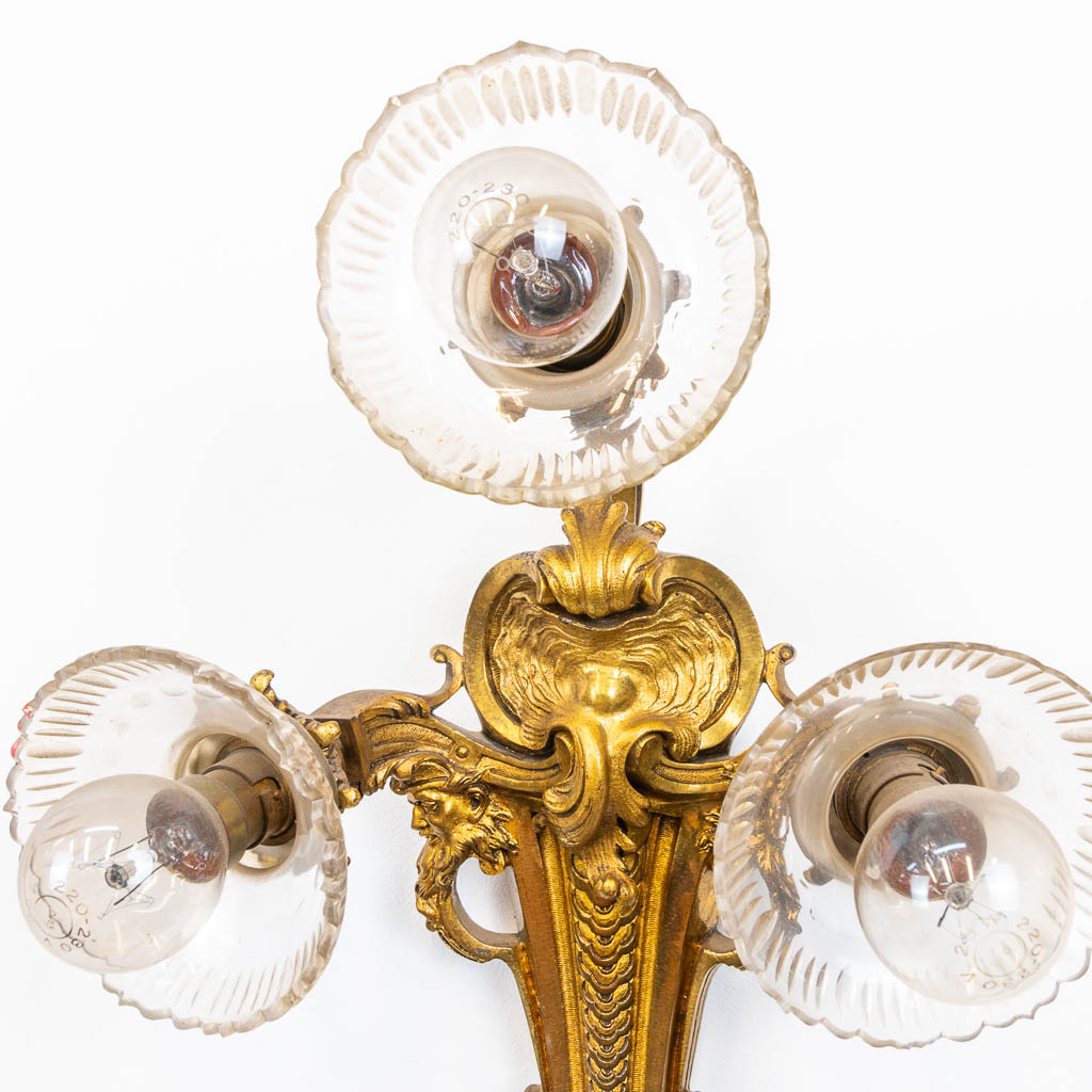 Een paar wandlichten in Lodewijk XVI stijl gemaakt uit verguld brons. Periode 1900. (H:43cm)