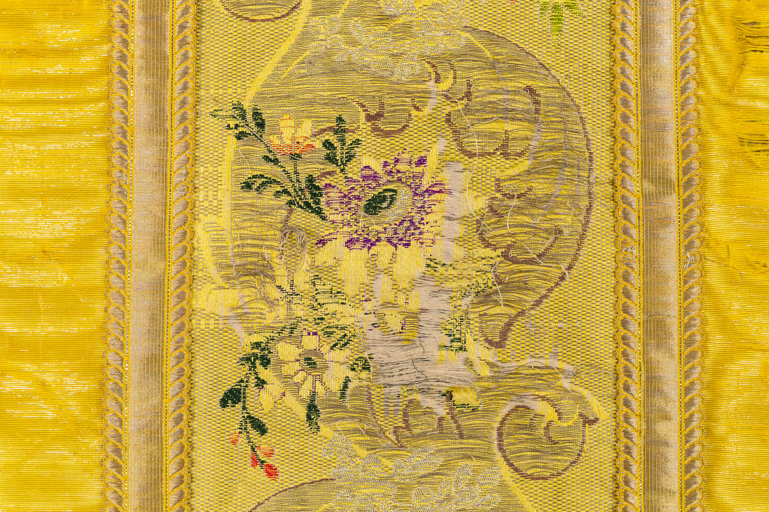 Een Schoudervelum en 4 Romeinse Kazuilfels, borduurwerken met een IHS logo, Floraal decor. 