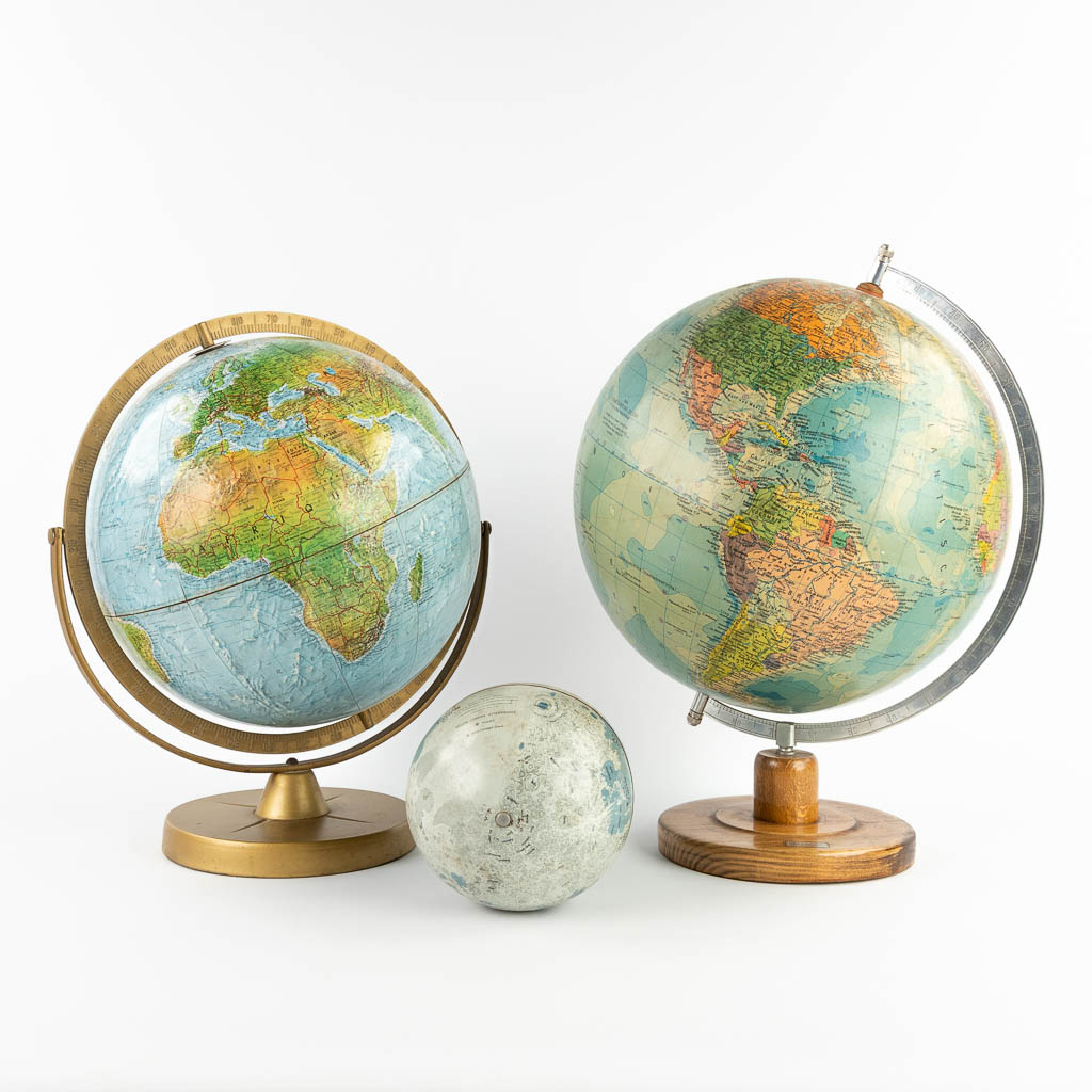 Twee wereldbollen en een maan, Circa 1950-1970 (H:48 x D:31 cm)