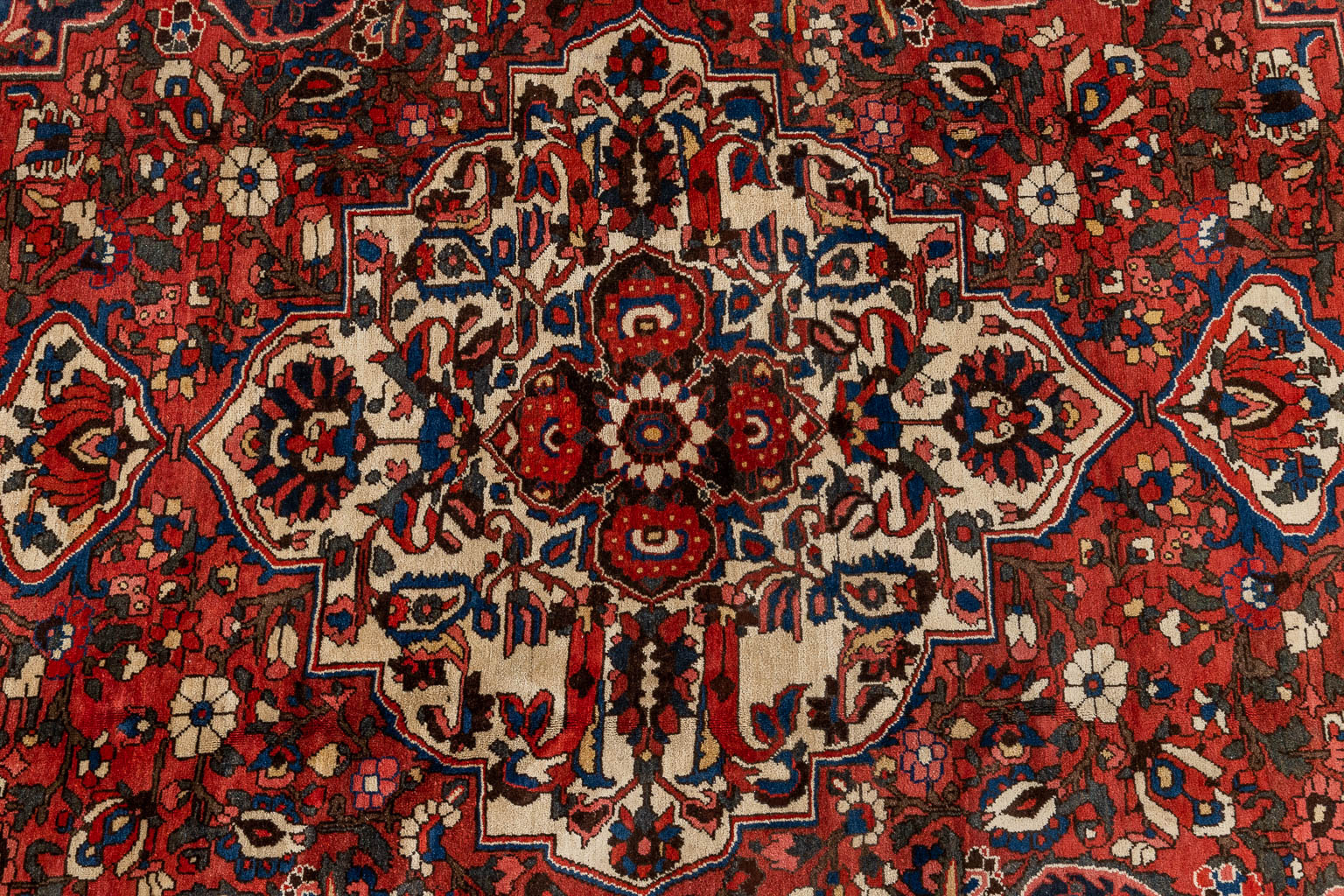 An Oriental hand-made carpet, Bakthiari. (D:332 x W:232 cm)
