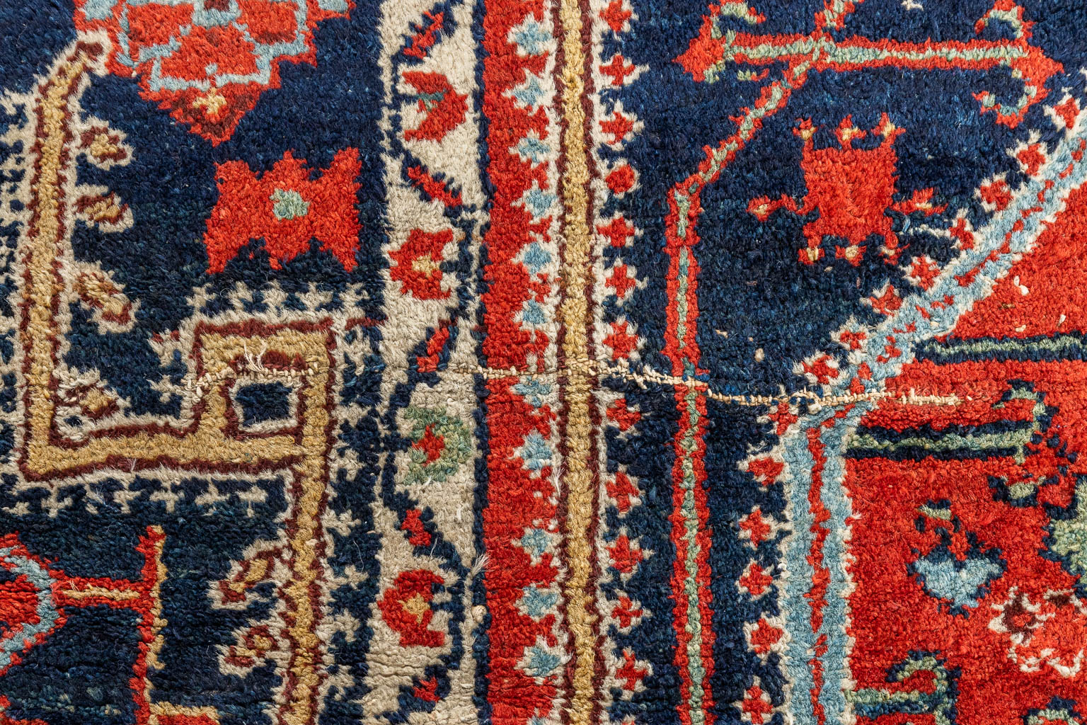 An Oriental hand-made carpet, Jozan Sarouk (D:190 x W:127 cm)