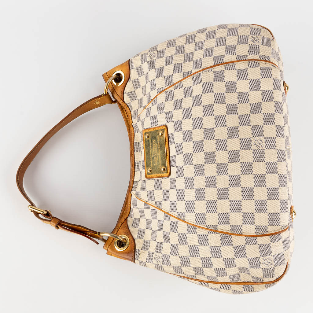 Louis Vuitton, Galleria, een handtas gemaakt uit Damier Azur. (W:39 x H:30 cm)