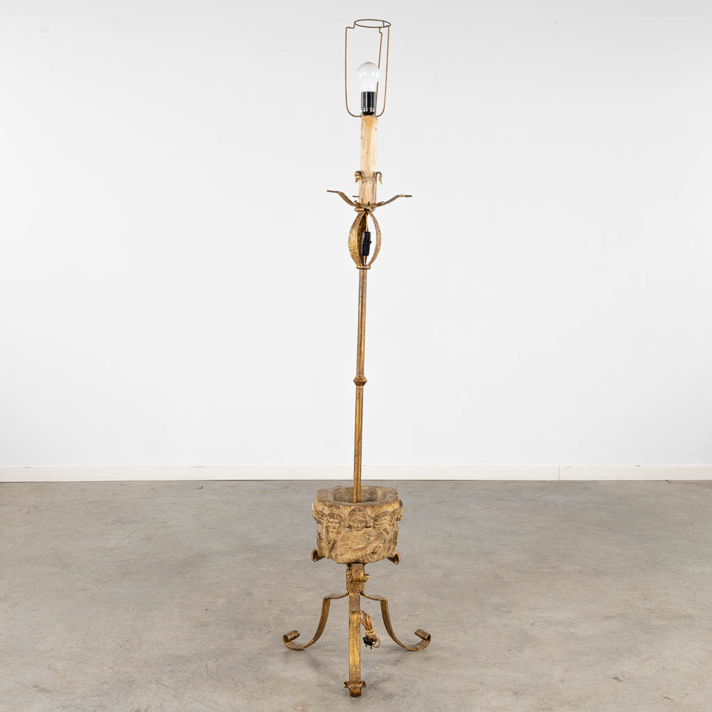 Een smeedijzer staande lamp met een antieke gesculpteerde vijzel. (H:150 x D:35 cm)