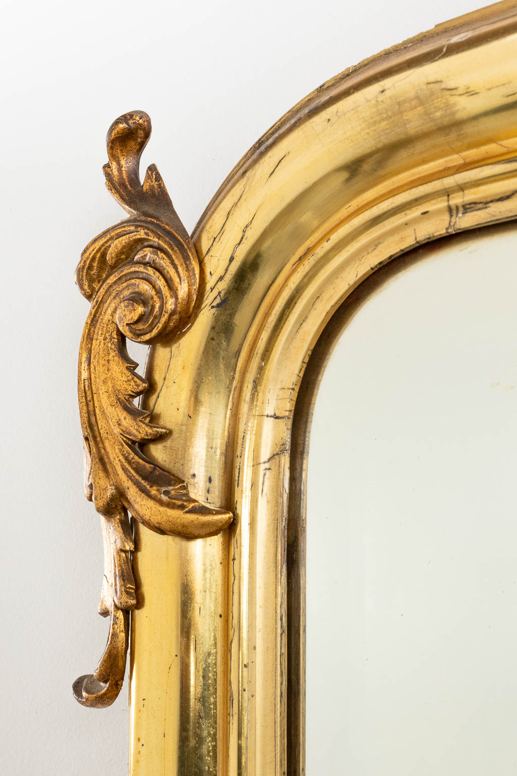 Een spiegel, verguld hout en stucco in Lodewijk XV stijl. Circa 1900. (W:104 x H:180 cm)