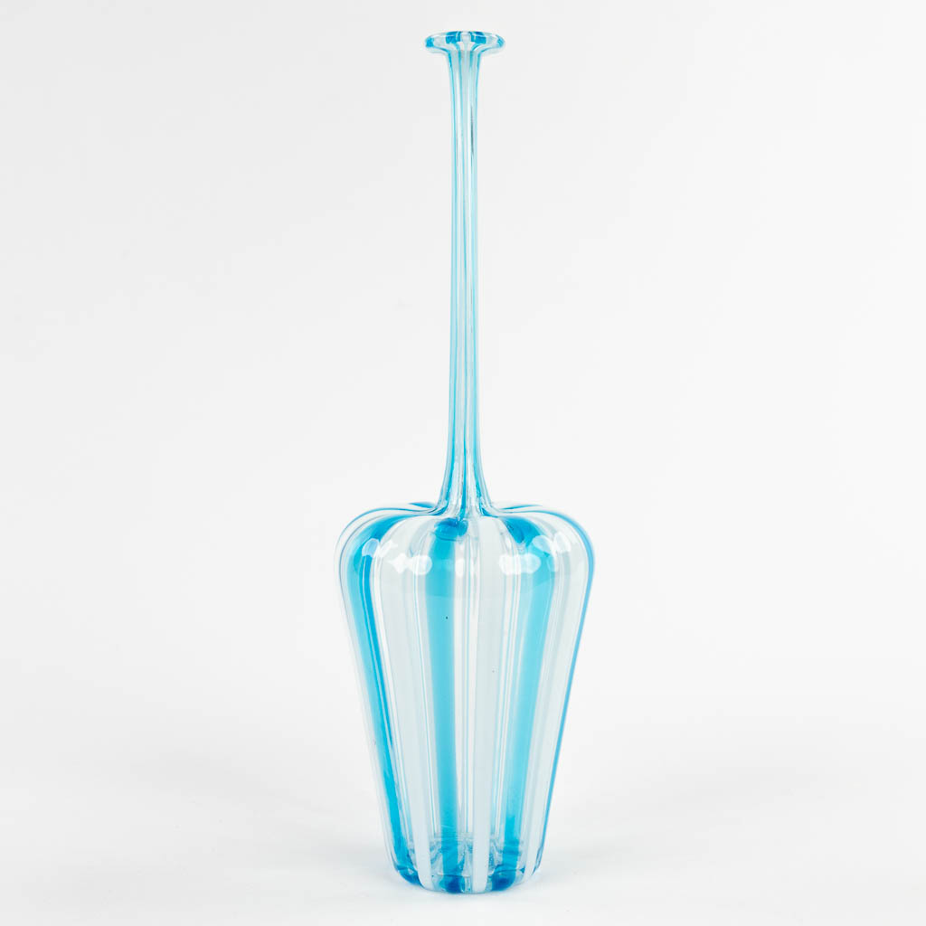 Murano, een blauw-witte vaas met lange nek, in kunstglas. (H:28 x D:9 cm)