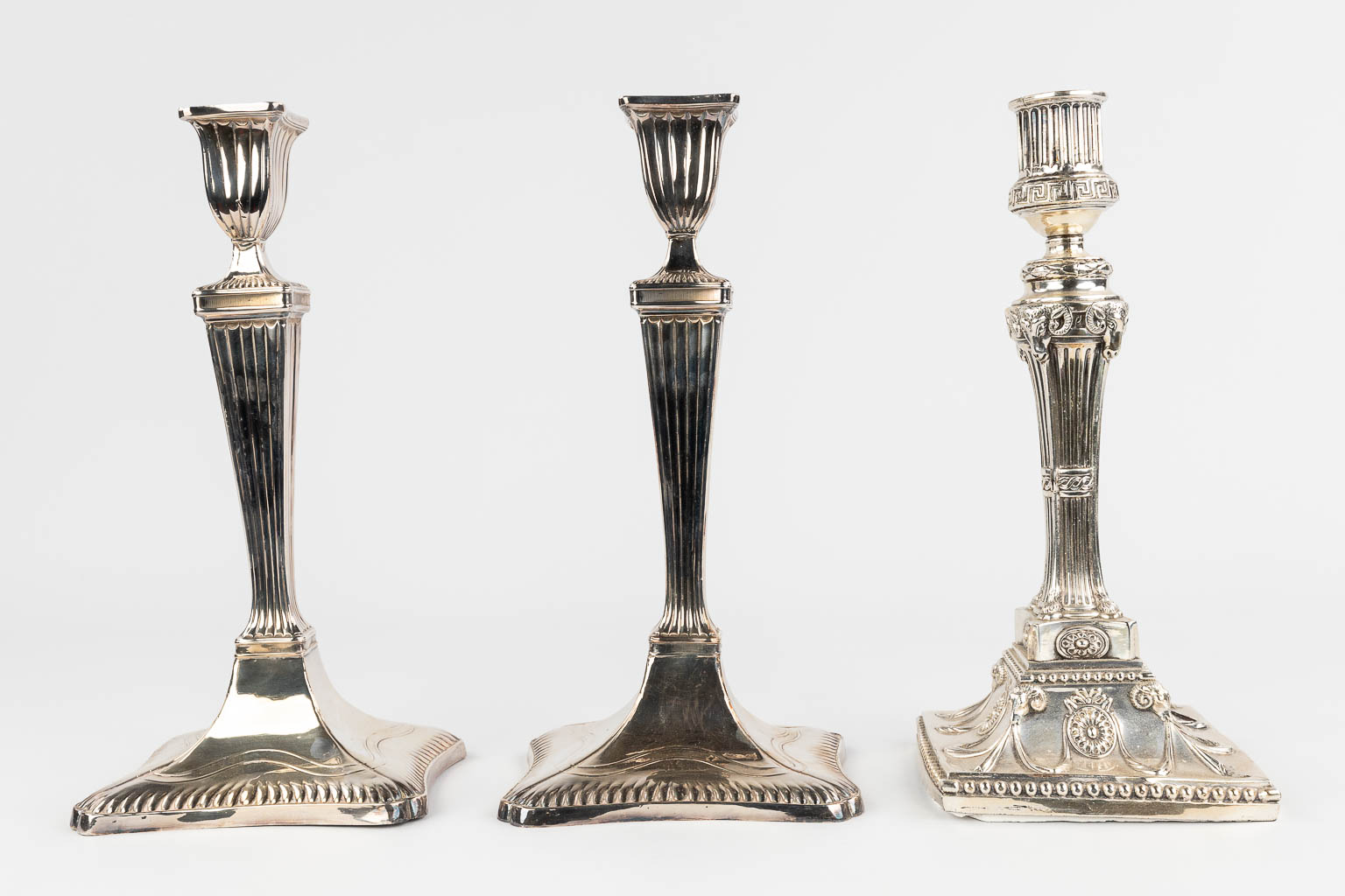 A collection of 3 silver candlesticks, of which 2 are a pair. (L: 13 x W: 14,5 x H: 29 cm)