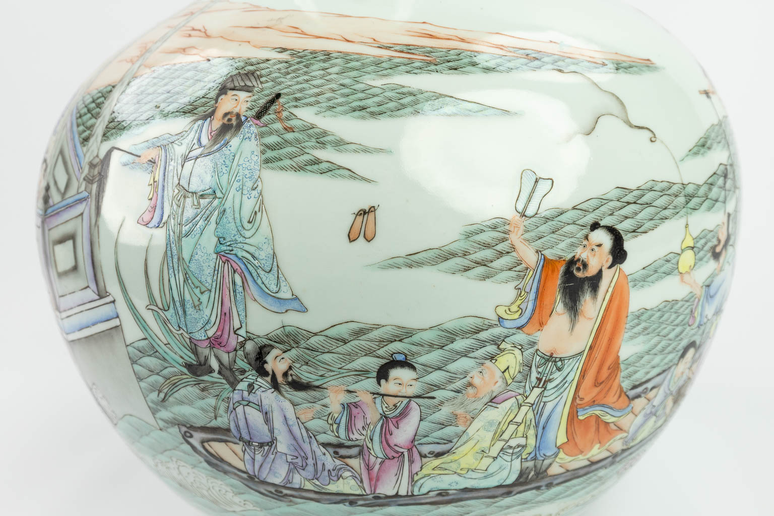 Een Chinese bolvaas gemaakt uit geglazuurd porselein, Gemerkt Qianlong. (57 x 39 cm)