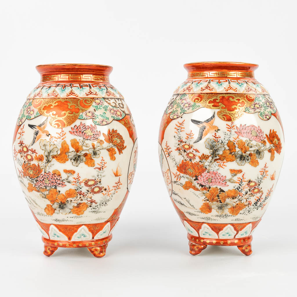 Een paar kleine vazen gemaakt uit Kutani steengoed, gemaakt in Japan. (H:17cm)