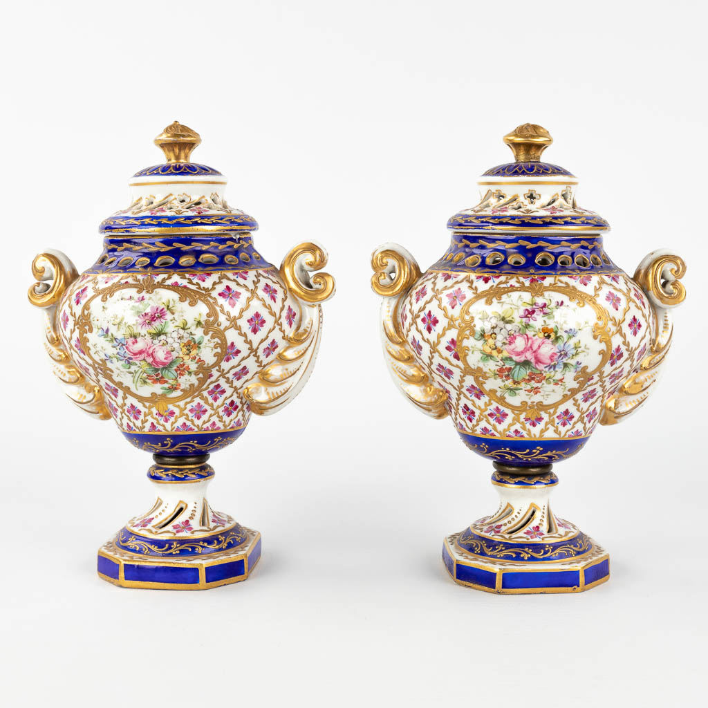 Een paar vazen, Sèvres porselein, 19de eeuw. (L: 11 x W: 14 x H: 20 cm)