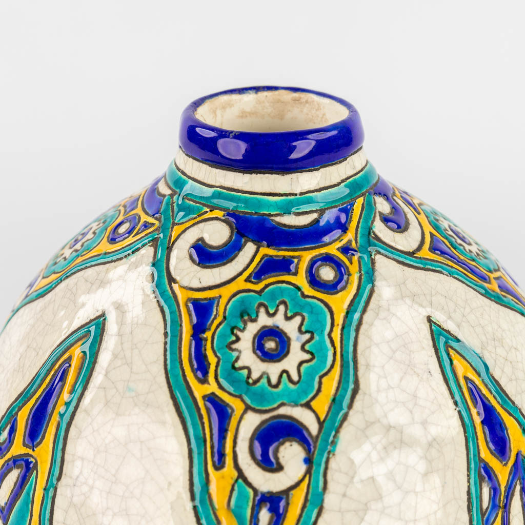 Boch Keramis, een faience vaas. Art Deco. (H:18 x D:17 cm)