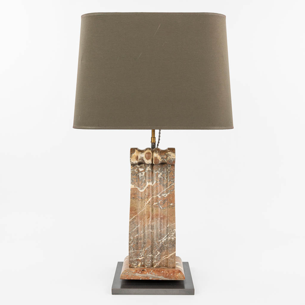 Een marmer tafellamp met lampenvoet in de vorm van een sokkel. (H:45cm)