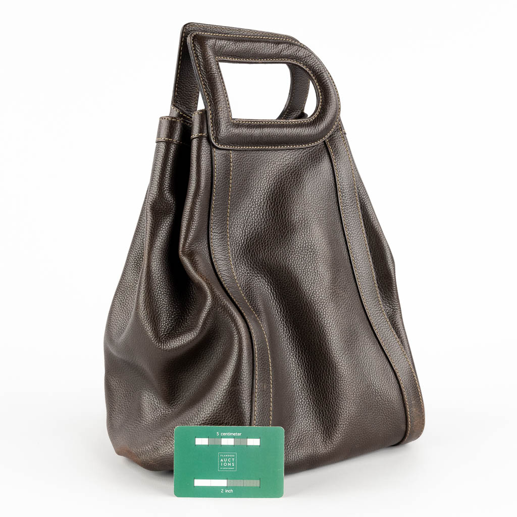 Delvaux Punch, een handtas gemaakt uit bruin leder. (W:30 x H:38 x D:17 cm)