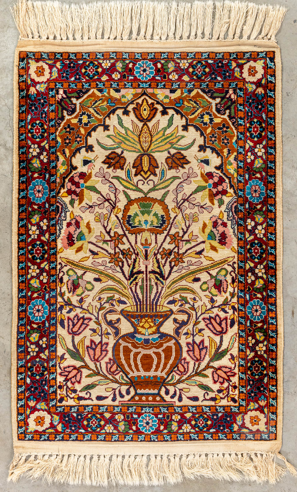 Een Oosters handgeknoopt tapijt gemaakt uit Kashmir en wol. (90 x 61 cm)