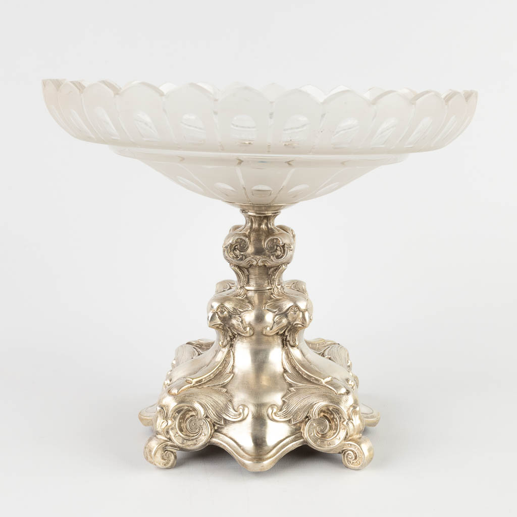 A glass bowl on a silver-plated base. (H:22 x D:26 cm)