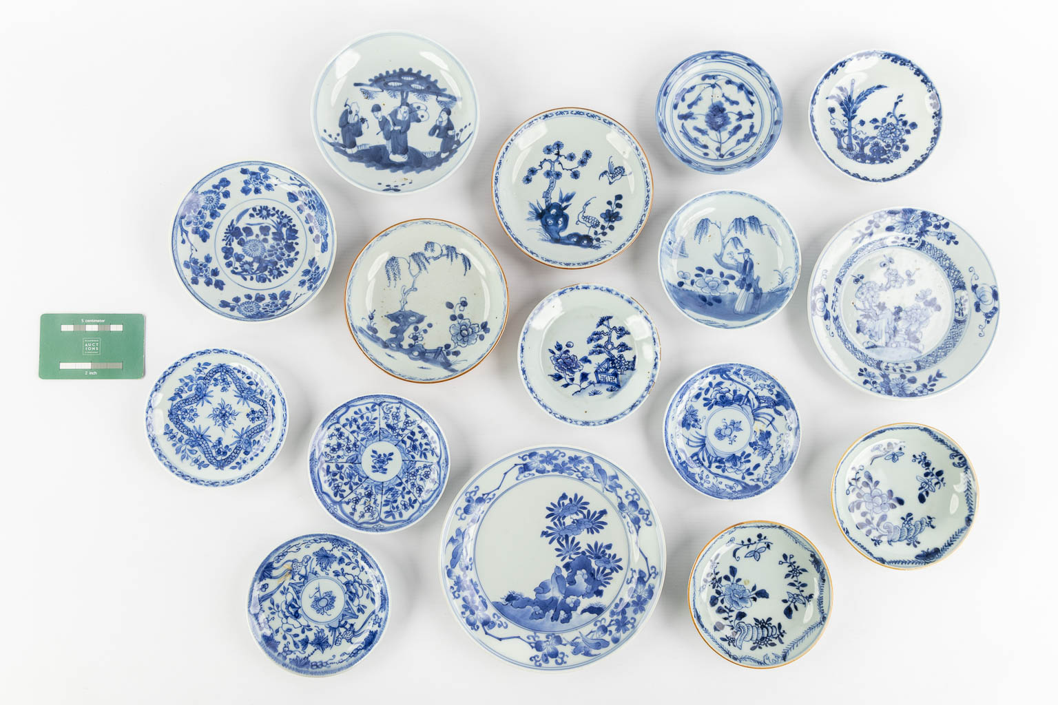 Zestien Chinese borden, Blauw-wit/Capucine decor. Kangxi/Yongzheng periode. (D:18,6 cm)