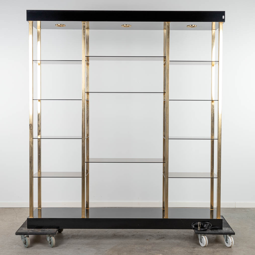 Een etagère gemaakt uit verguld metaal, glas en hout, gemaakt door Belgo Chrom, periode 1980. (H:200cm)