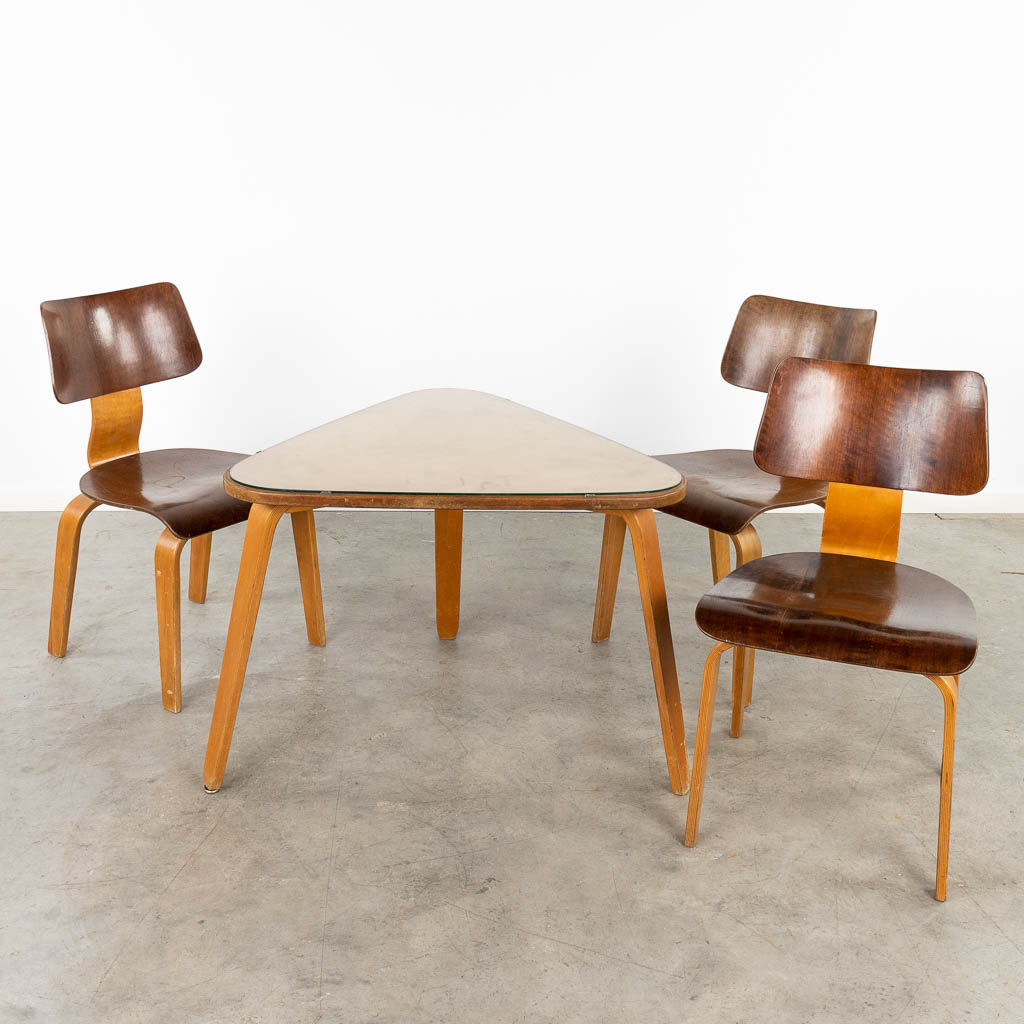  AG Mobelfabrik Horgen-Glarus, een mid-century salontafel met 3 stoelen. (61 x 75cm)