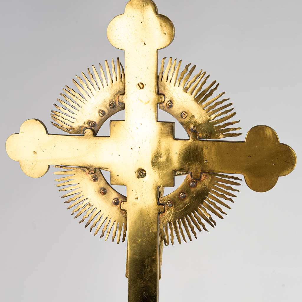 Een kruisbeeld gemaakt uit brons met email en glazen parels. (H:83cm)
