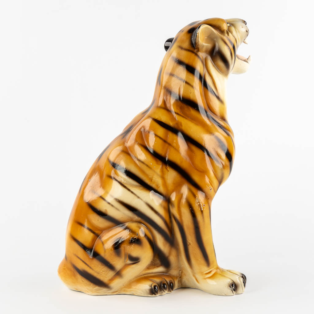 Een kleine figuur van een tijger, geglazuurde keramiek. Italië. (L:18 x W:32 x H:45 cm)