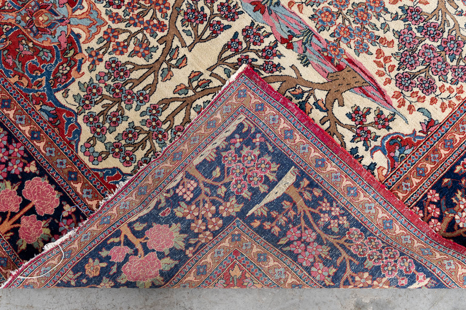 Een fijn Oosters handgeknoopt en antiek tapijt, Isfahan. (L:204 x W:146 cm)