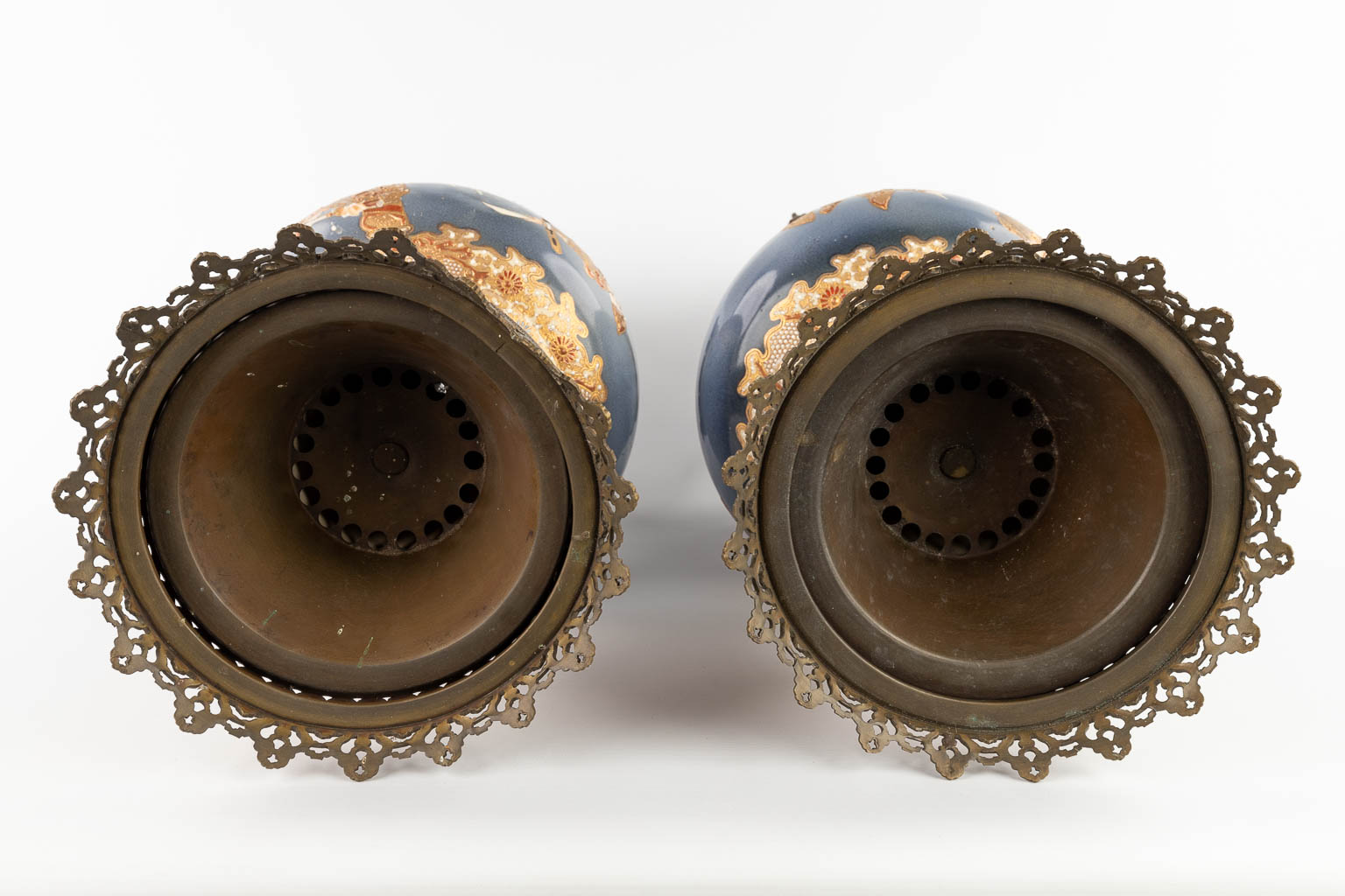 Een paar Japanse Satsuma vazen gemonteerd met messing. Circa 1900. (H:58 x D:26 cm)