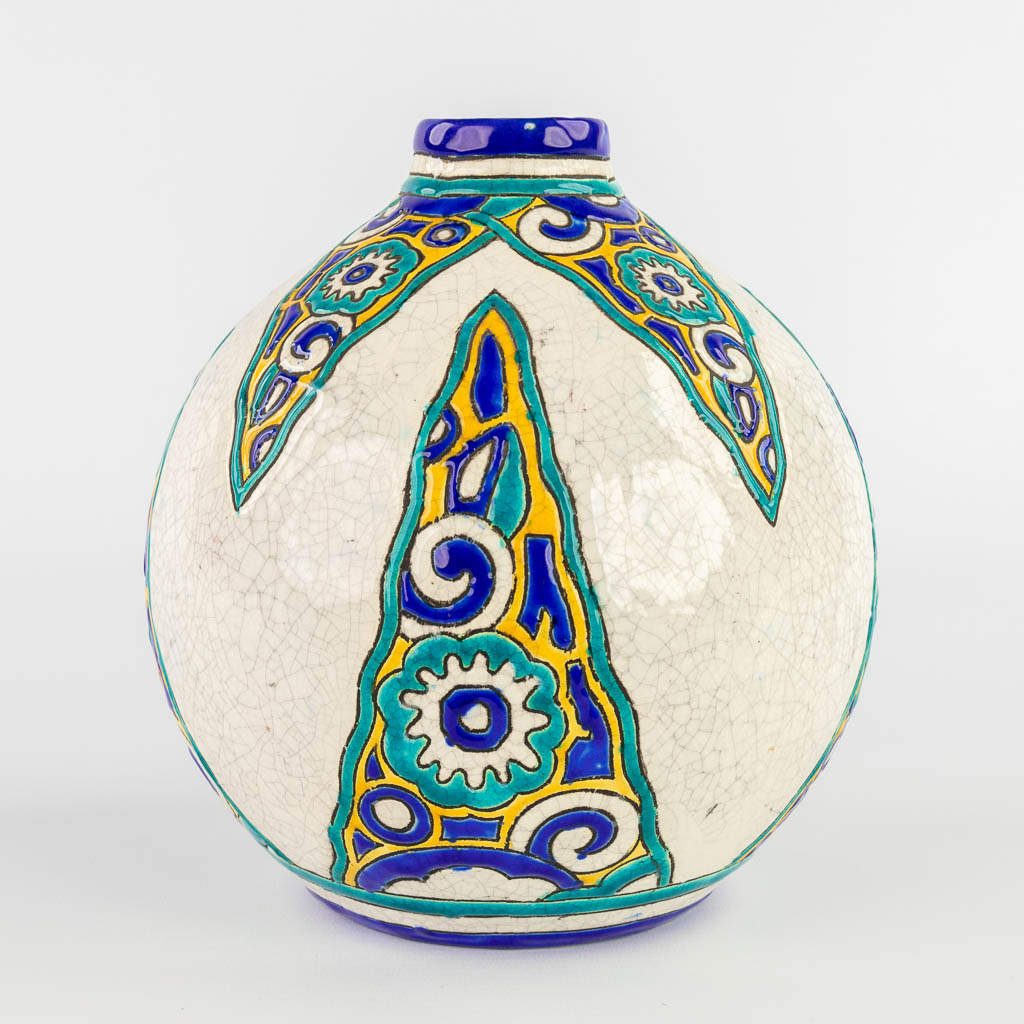 Boch Keramis, a faience vase, art deco. (H:18 x D:17 cm)