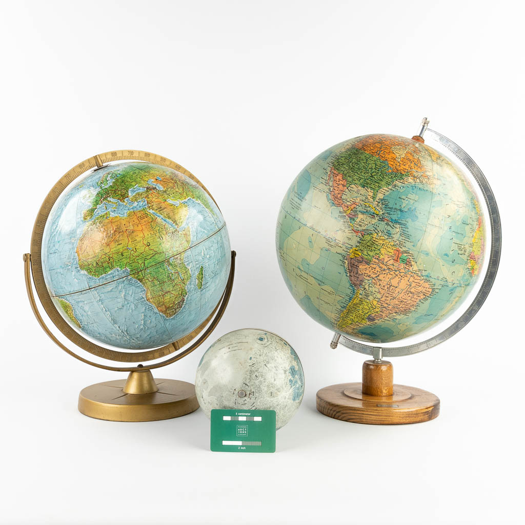 Two globes and a moon, circa 1950-1960. (H:48 x D:31 cm)