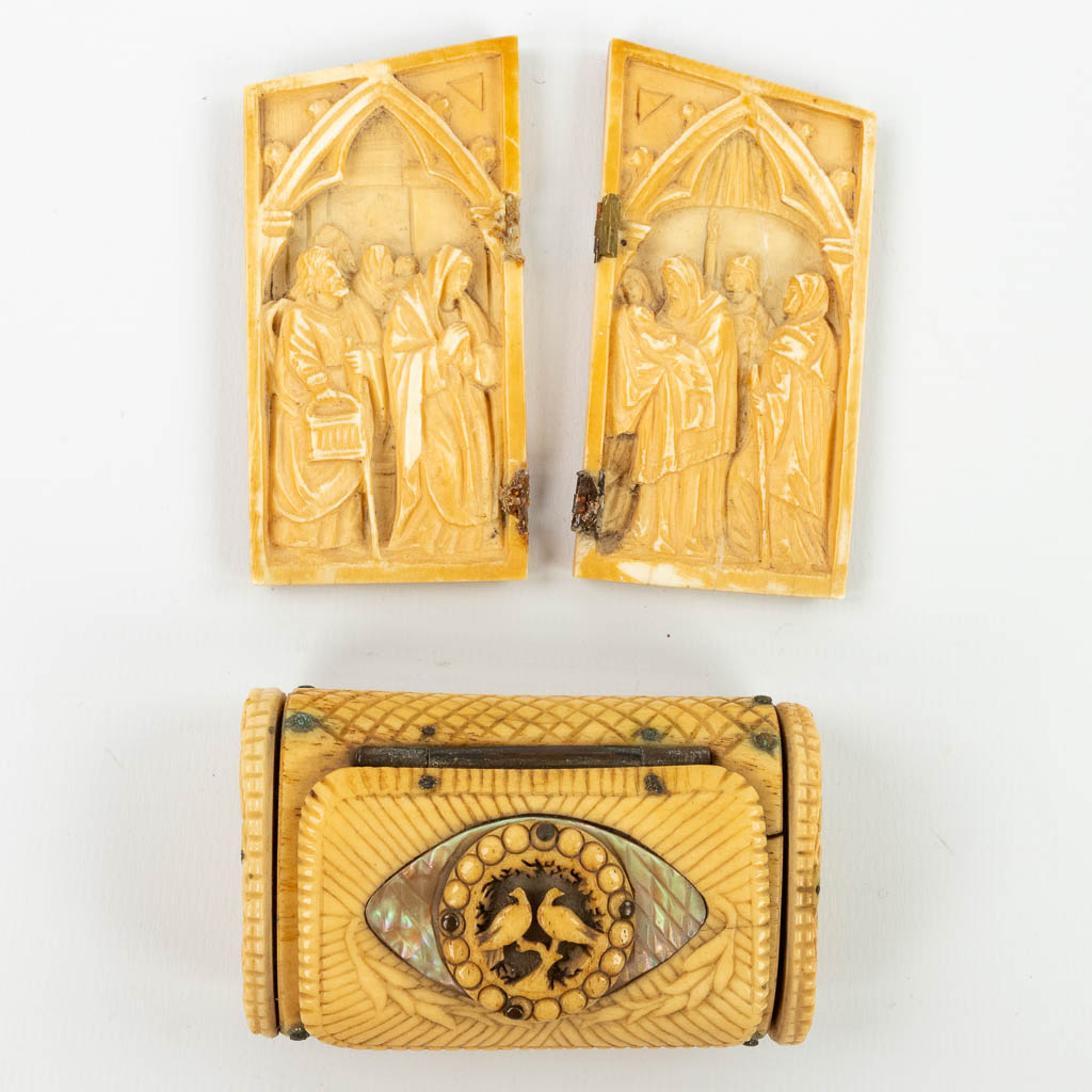 An antique Diptych made of ivory 'The Birth of Christ' in a Gothic Revival style. Added a small trinket box made of bo. 
